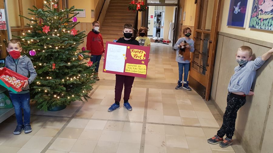 Hatten die Idee, Freude zu Weihnachten zu verschenken – die Schülerinnen und Schüler der Astrid-Lindgren-Schule: v.l. Ben (Klasse 1), Elias (Kl. 3), Marlo (Kl. 4), Leonidas (Kl. 2) , Leeann (Kl. 3) und Marc (Kl.1) Bildnachweis: Astrid-Lindgren-Schule